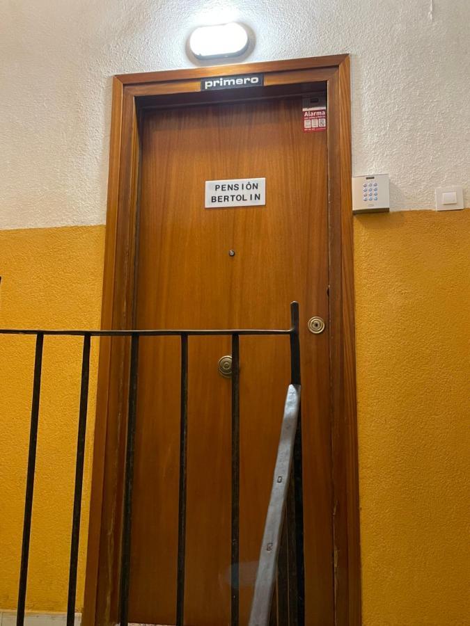 Pension Bertolin Barcelona Bagian luar foto