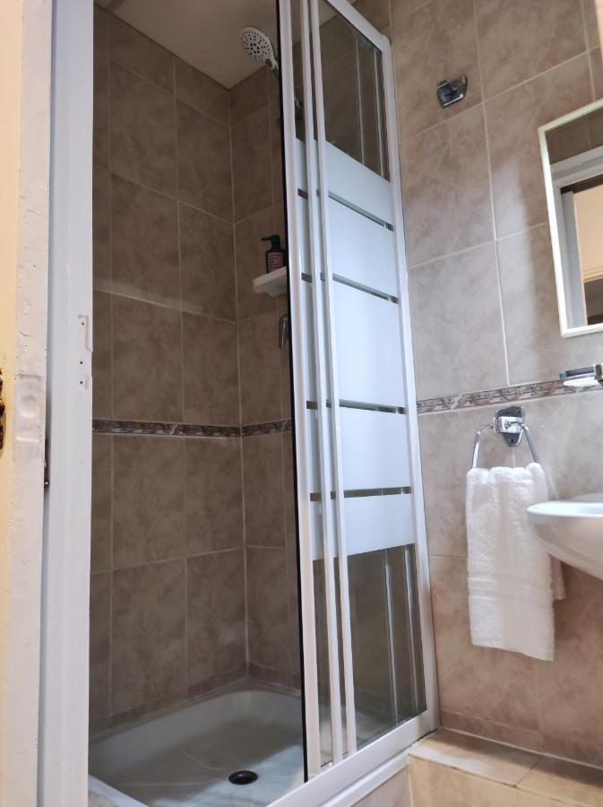 Pension Bertolin Barcelona Bagian luar foto