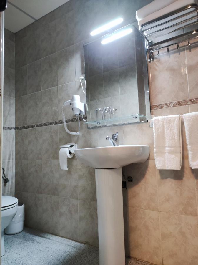 Pension Bertolin Barcelona Bagian luar foto