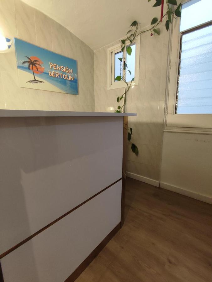 Pension Bertolin Barcelona Bagian luar foto