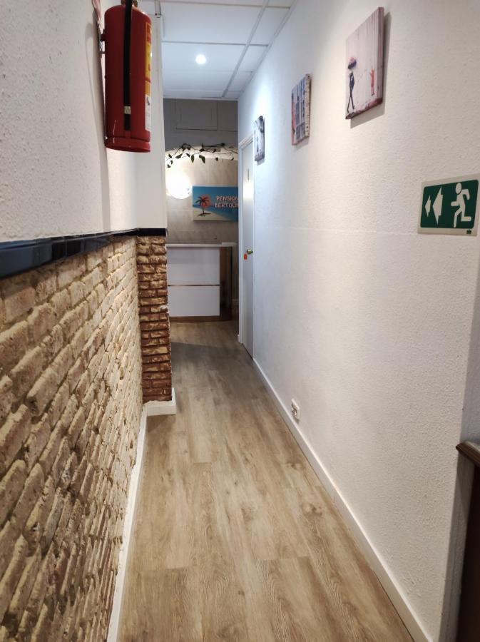Pension Bertolin Barcelona Bagian luar foto