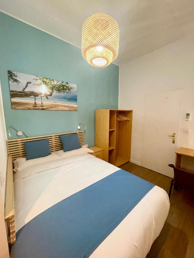 Pension Bertolin Barcelona Bagian luar foto